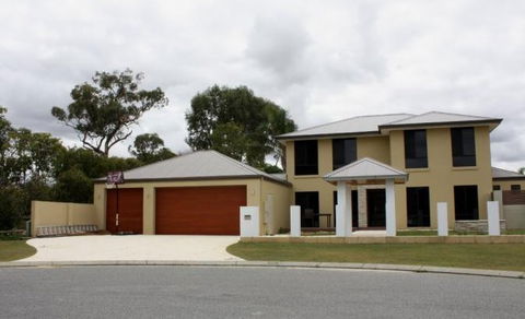 Robert Holl Master Builder - Builders Australia 0
